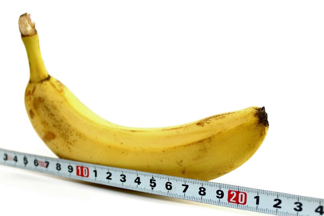 măsurarea unui penis înainte de a-l mări folosind exemplul unei banane