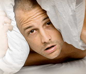 bărbat supărat dorind să-și mărească penisul