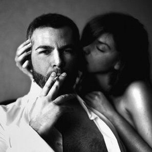 femeie și bărbat brutal care și-a mărit penisul