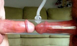 folosind o pompă pentru mărirea penisului